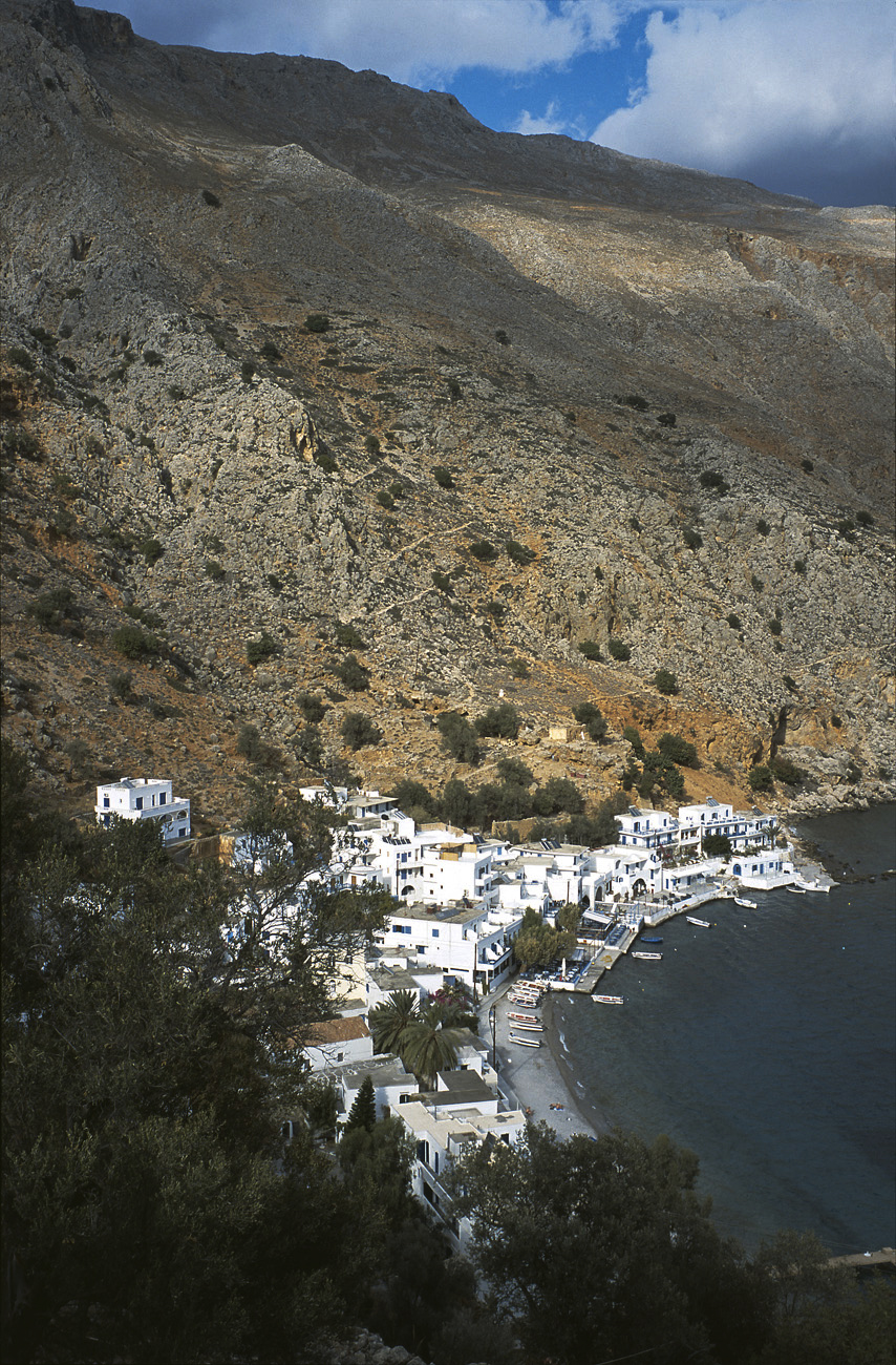 crete081 loutro.jpg - Sud Ouest, Loutro le petit port de Loutro en descendant du Castillo Elite Chrome 100